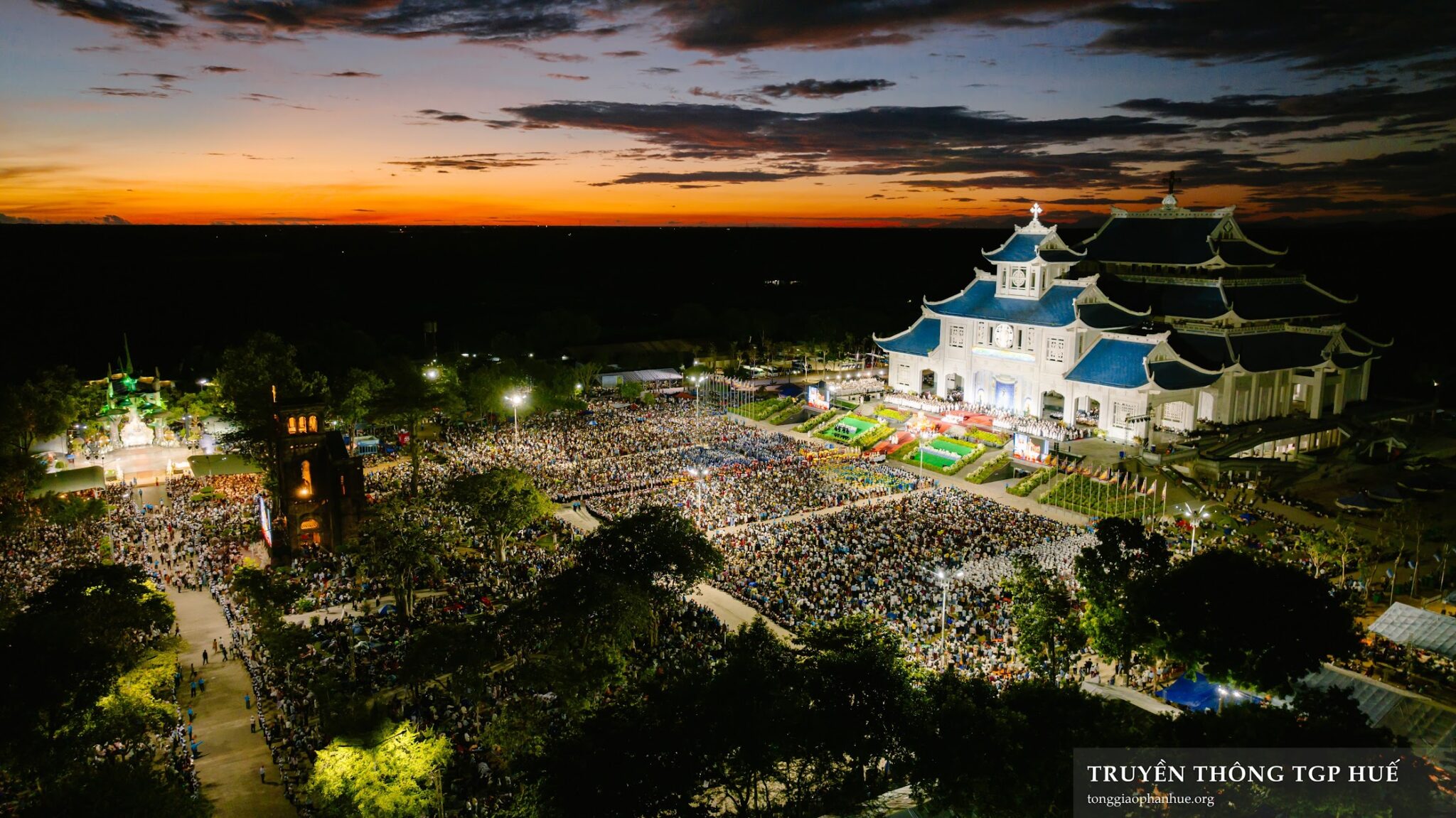 Đại hội La Vang 32: 150.000 người tham dự Rước kiệu và Thánh lễ Đại triều kính trọng thể Đức Mẹ Hồn Xác Lên Trời
