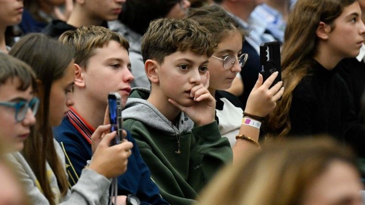 Thư người trẻ gửi Đức Thánh Cha: “Trường học phải gieo lòng tin, không gieo nỗi sợ thất vọng"