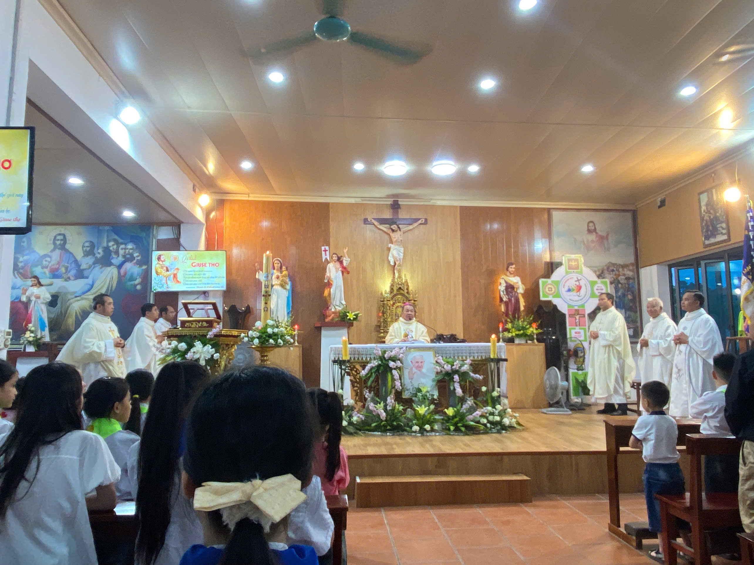 Gx. Nà Cáp: Mừng Lễ Thánh Giuse Thợ-Quan thày và Khai mạc tháng Hoa kính Đức Mẹ