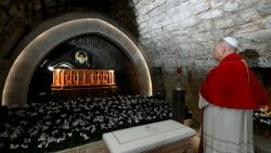 ĐTC Lêô XIV cầu nguyện tại Mộ Thánh Charbel