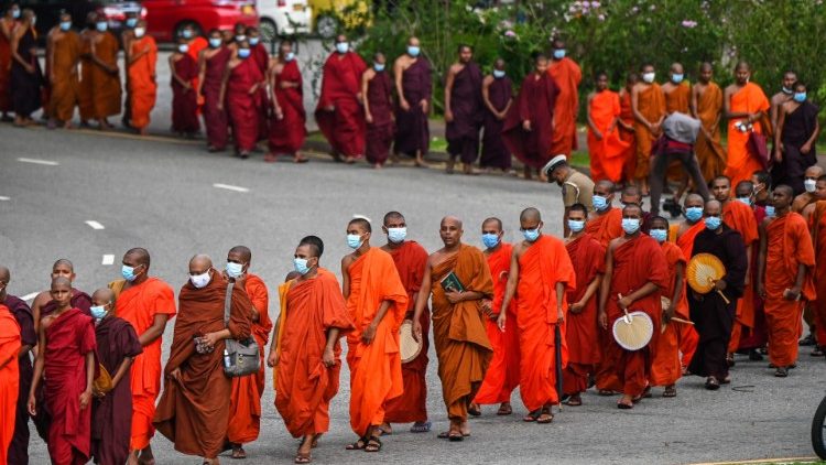 Tu sĩ Phật giáo Sri Lanka cầu nguyện cho Đức Thánh Cha