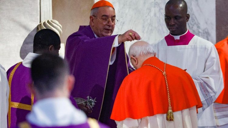 ĐHY De Donatis thay Đức Thánh Cha cử hành lễ Tro tại Đền thờ Thánh Sabina