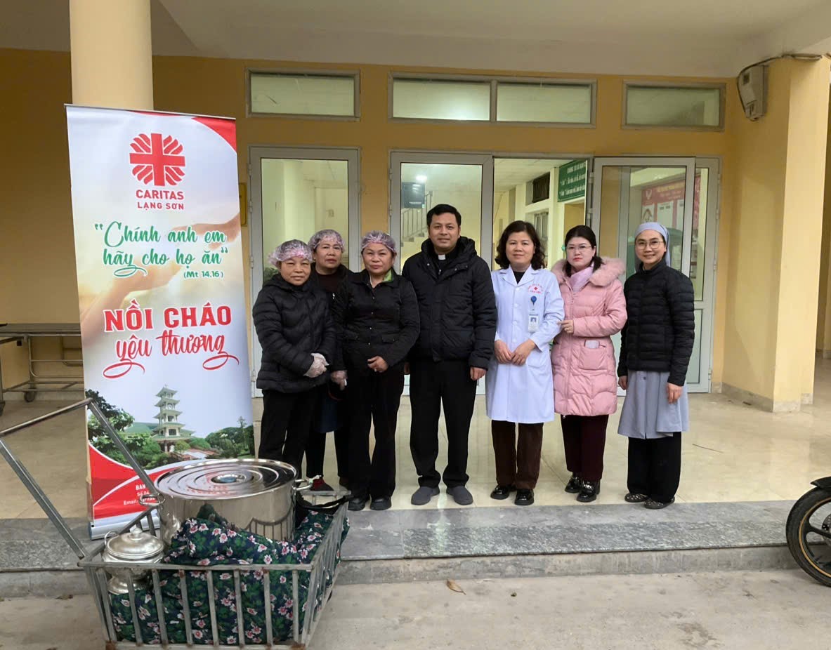 Caritas Gp.Lạng Sơn - Cao Bằng: Chương trình “Nồi Cháo Yêu Thương” tại bệnh viện Cao Lộc - Lạng Sơn