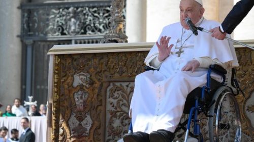 Đức Thánh Cha ra quảng trường thánh Phêrô chào các tín hữu (6/4)