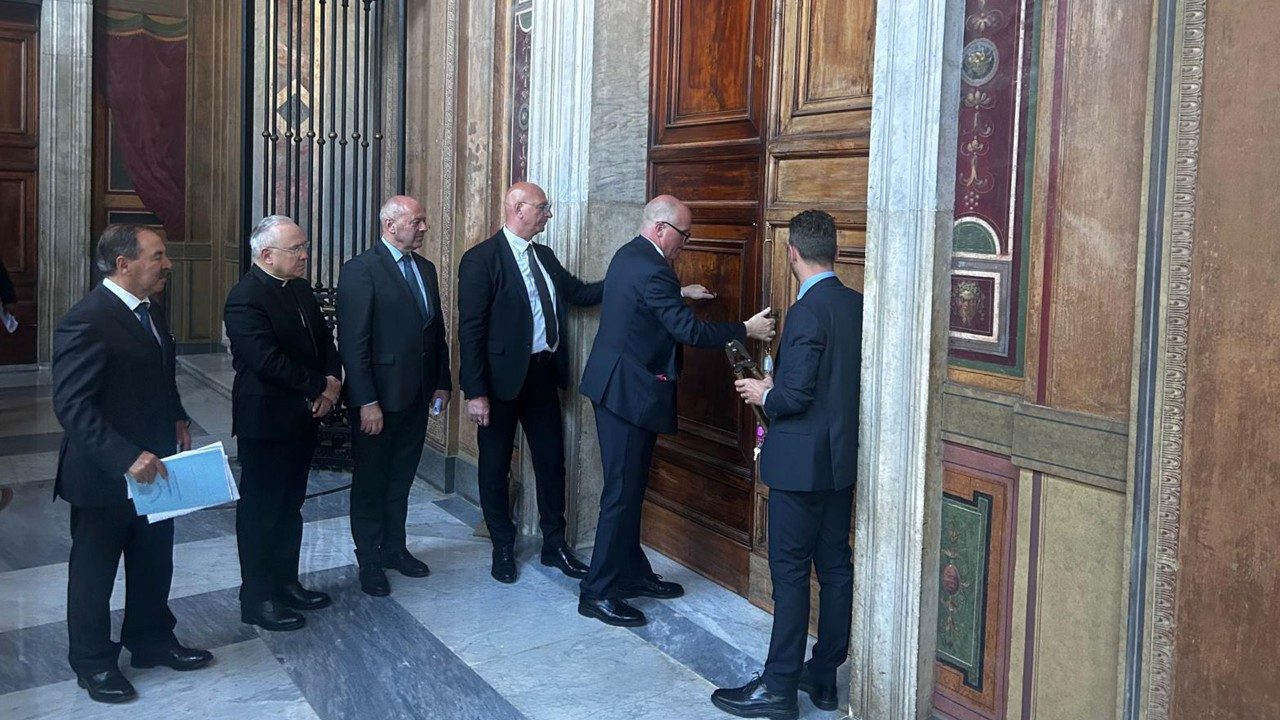 Niêm phong Dinh Tông toà và khu vực Mật nghị Hồng y