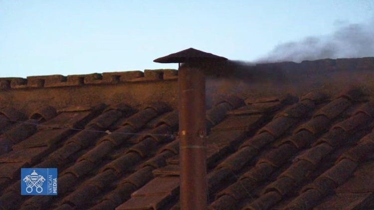 Lần bỏ phiếu đầu tiên: khói đen - các Hồng y chưa bầu được Giáo hoàng