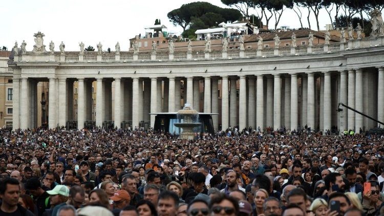 Hàng ngàn tín hữu tại Quảng trường Thánh Phêrô chờ đợi làn khói đầu tiên