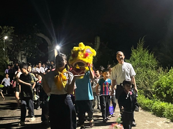 Giáo xứ Bản Lìm:  Đêm Trung thu “vầng trăng hy vọng”