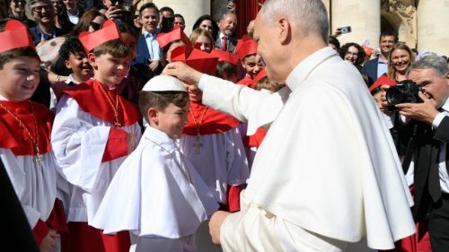 Tiếp kiến chung (8/10): Chúa Phục Sinh đến gần cách âm thầm, như một người lữ khách