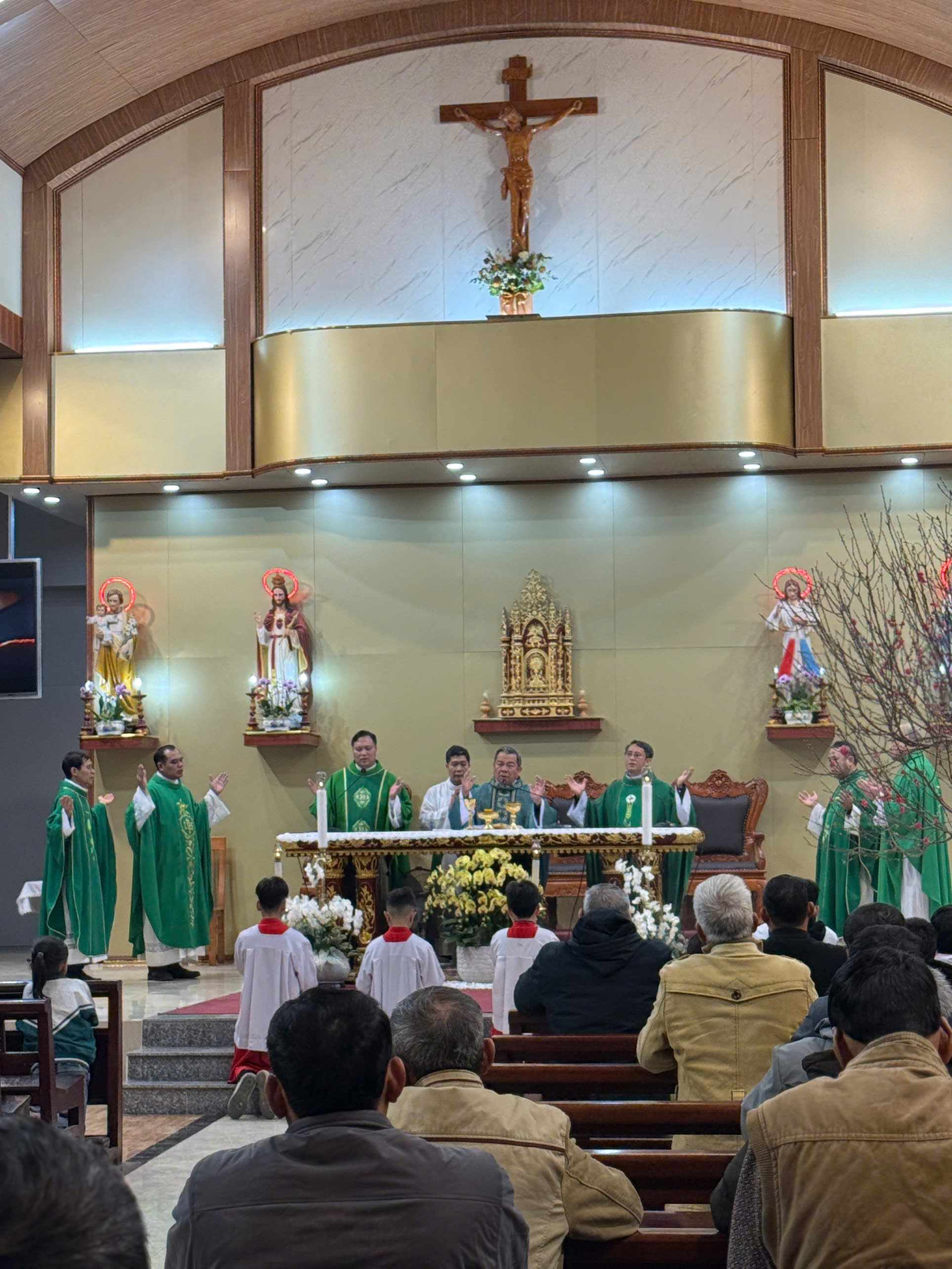 Giáo xứ Thanh Sơn chào đón Đức cha Giuse tới thăm mục vụ: “Hãy làm mọi việc vì vinh danh Chúa”