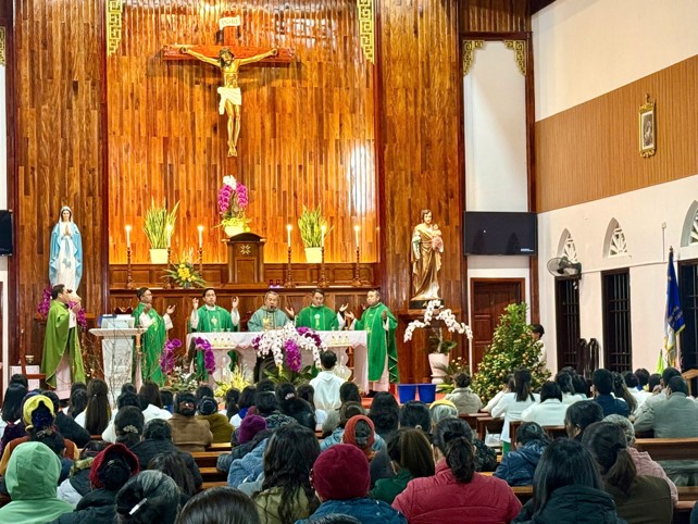 “Hãy là ánh sáng giữa bầu trời đêm”: Đức cha Giuse thăm mục vụ Giáo xứ Tà Lùng