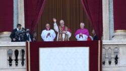 Lời chào đầu tiên của Đức Tân Giáo Hoàng Lêô XIV