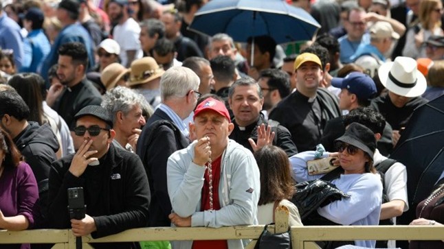 Bầu khí cầu nguyện, hy vọng và lắng nghe tại Quảng trường Thánh Phêrô