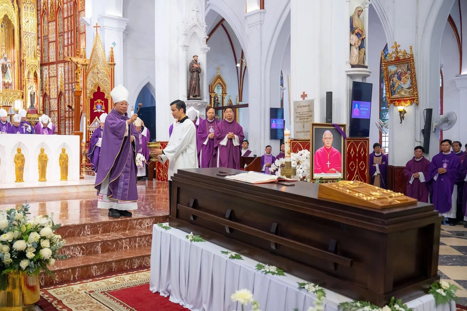 Thánh lễ an táng Đức cố Giám mục Lô-ren-sô Chu Văn Minh: Vị mục tử trọn đời tín trung