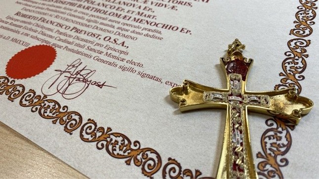 Thánh Giá của Đức Lêô XIV có thánh tích của hai Thánh Augustinô và Monica