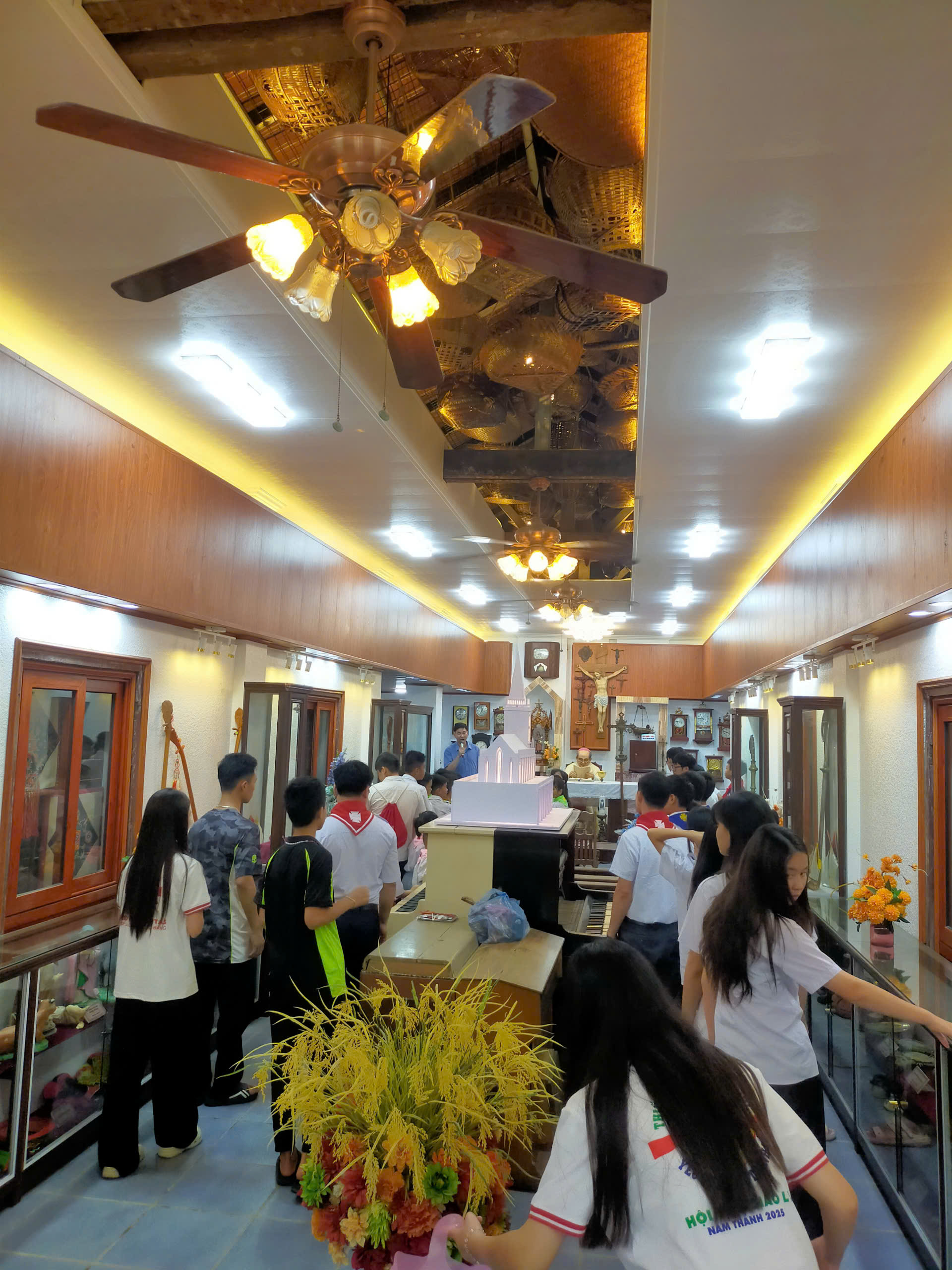 Thiếu nhi Thánh Thể Giáo xứ Chính Tòa thăm Nhà Truyền thống