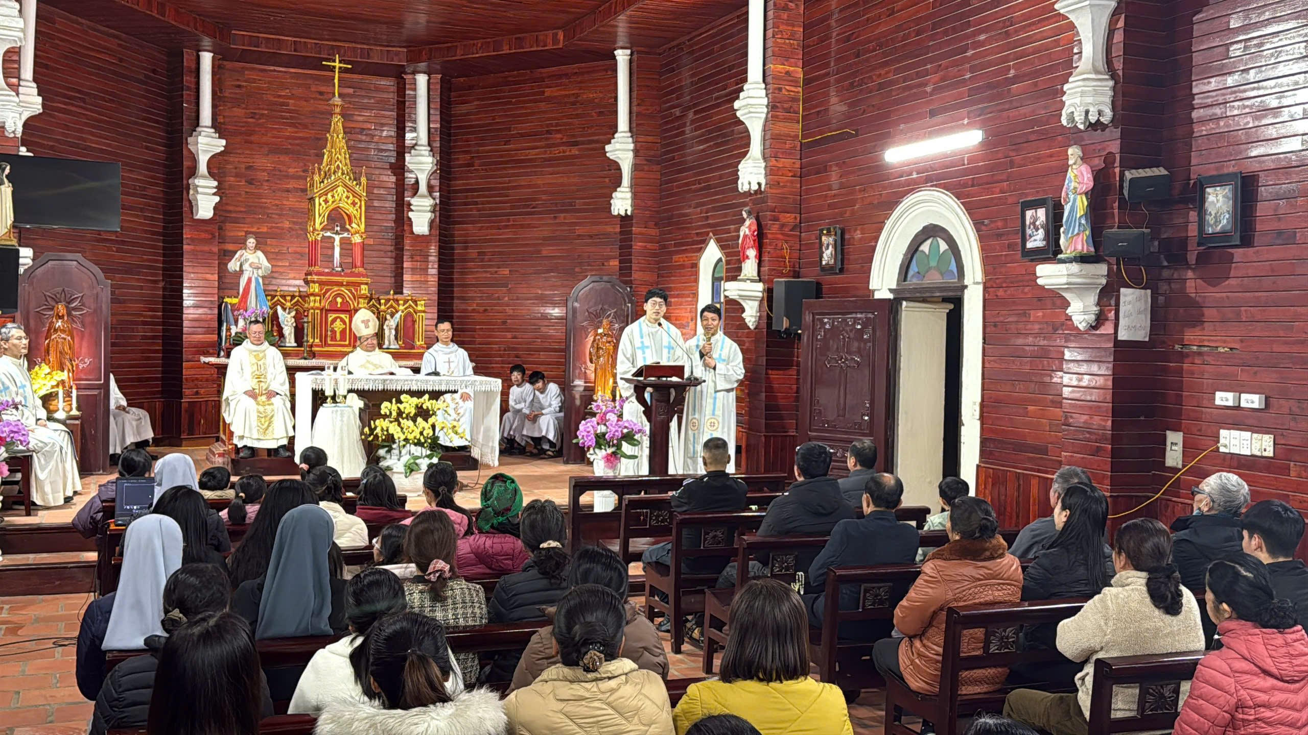Đức cha Giuse thăm mục vụ Giáo xứ Bản Lìm: “Giữ lửa đức tin giữa mùa Xuân vùng sơn cước”