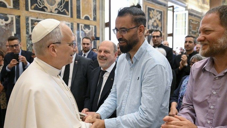 Tình bạn và dấn thân hoà bình ở Thánh Địa của Aziz Abu Sarah người Palestine và Maoz Inon người Israel