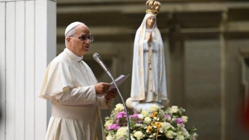 Đức Thánh Cha chủ sự giờ lần hạt Mân Côi và Chầu Thánh Thể cầu nguyện cho hòa bình