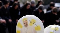 “Từ nơi đây, tôi đồng hành với anh chị em”, kỷ niệm triều giáo hoàng tại bệnh viện Gemelli, hướng nhìn về thế giới