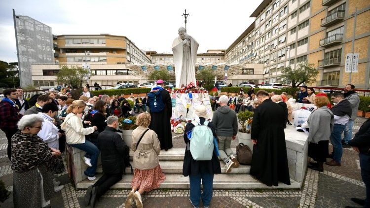 Phái đoàn hành hương của các tín hữu Nga đến bệnh viện Gemelli cầu nguyện cho Đức Thánh Cha
