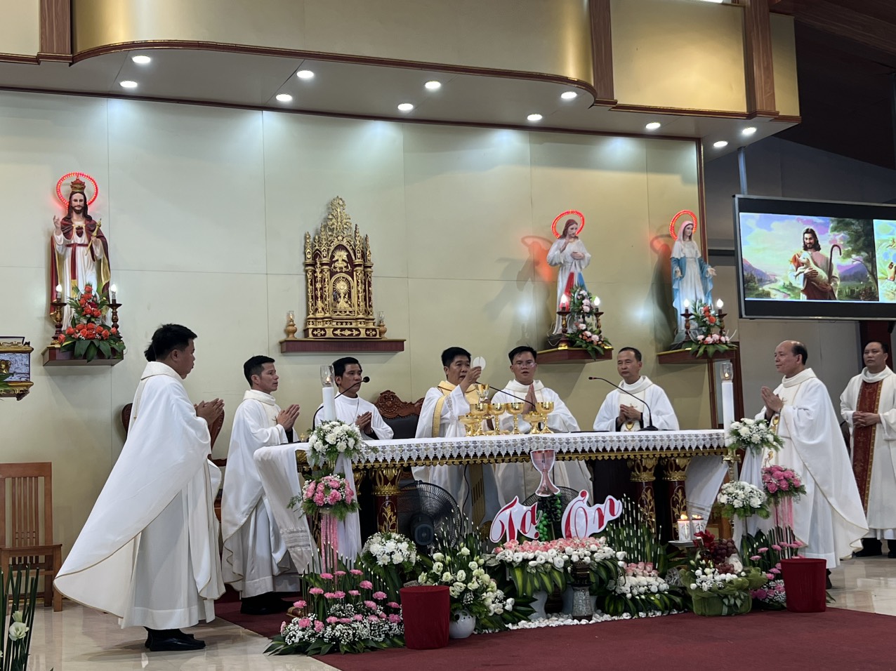 Giáo xứ Thanh Sơn: hân hoan đón chào Tân linh mục Phaolô Vũ Quốc Đạt về dâng Thánh lễ tạ ơn