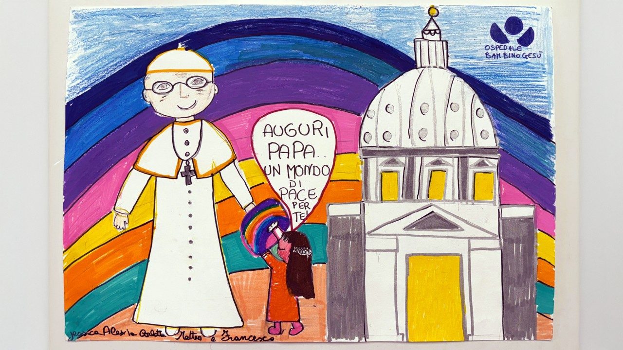 Các bệnh nhân nhí Bệnh viện Nhi đồng Bambino Gesù vẽ tranh chúc mừng sinh nhật Đức Thánh Cha