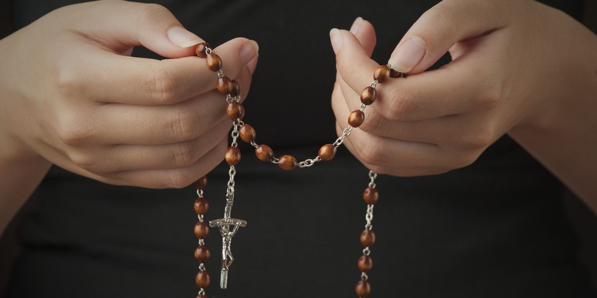 Lần Hạt Mân Côi là bước đi cùng Chúa Giêsu và Mẹ Maria