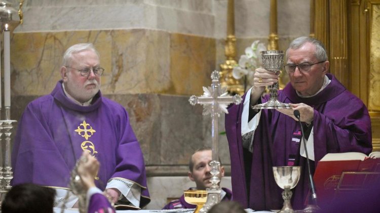 ĐHY Parolin chủ sự Thánh lễ với ngoại giao đoàn cầu nguyện cho Đức Thánh Cha