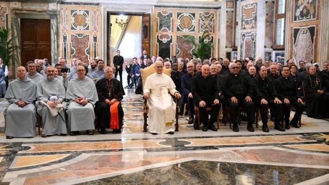 Đức Thánh Cha nói với các tu sĩ: Vâng phục là một trường học của tự do trong tình yêu