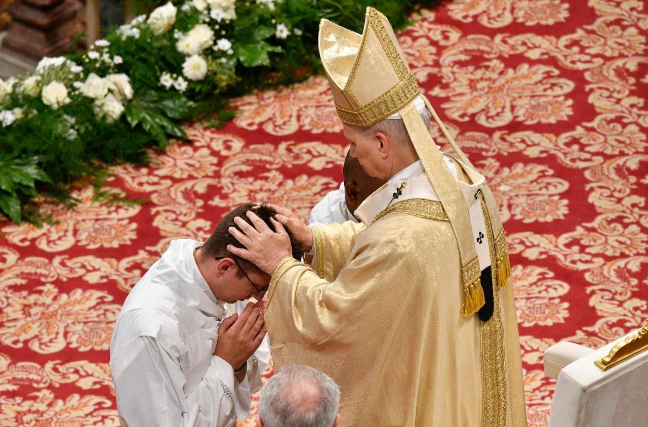 Số tín hữu Công giáo toàn cầu tăng, nhưng số linh mục và tu sĩ giảm