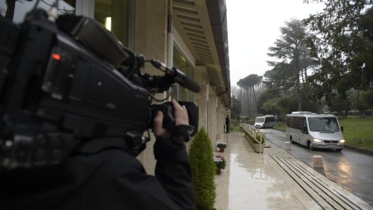 Toà Thánh mời gọi truyền thông kể những câu chuyện hy vọng