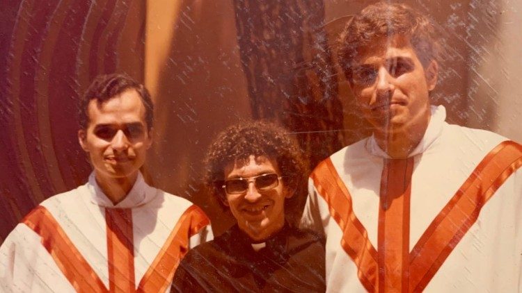 Cha Robert đã trở thành linh mục cách đây 43 năm, chỉ cách Vatican vài bước