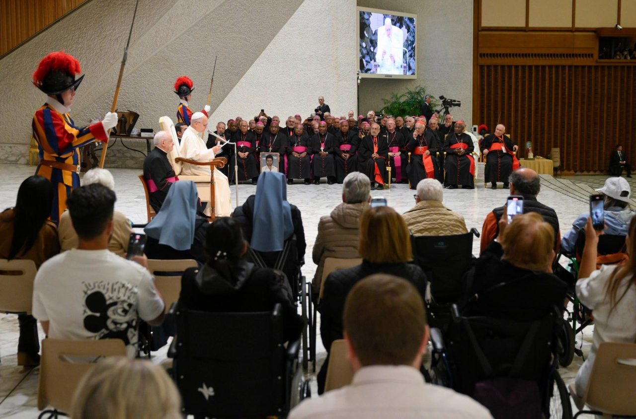 Đức Thánh Cha gặp gỡ các đoàn hành hương sau lễ phong 7 vị thánh