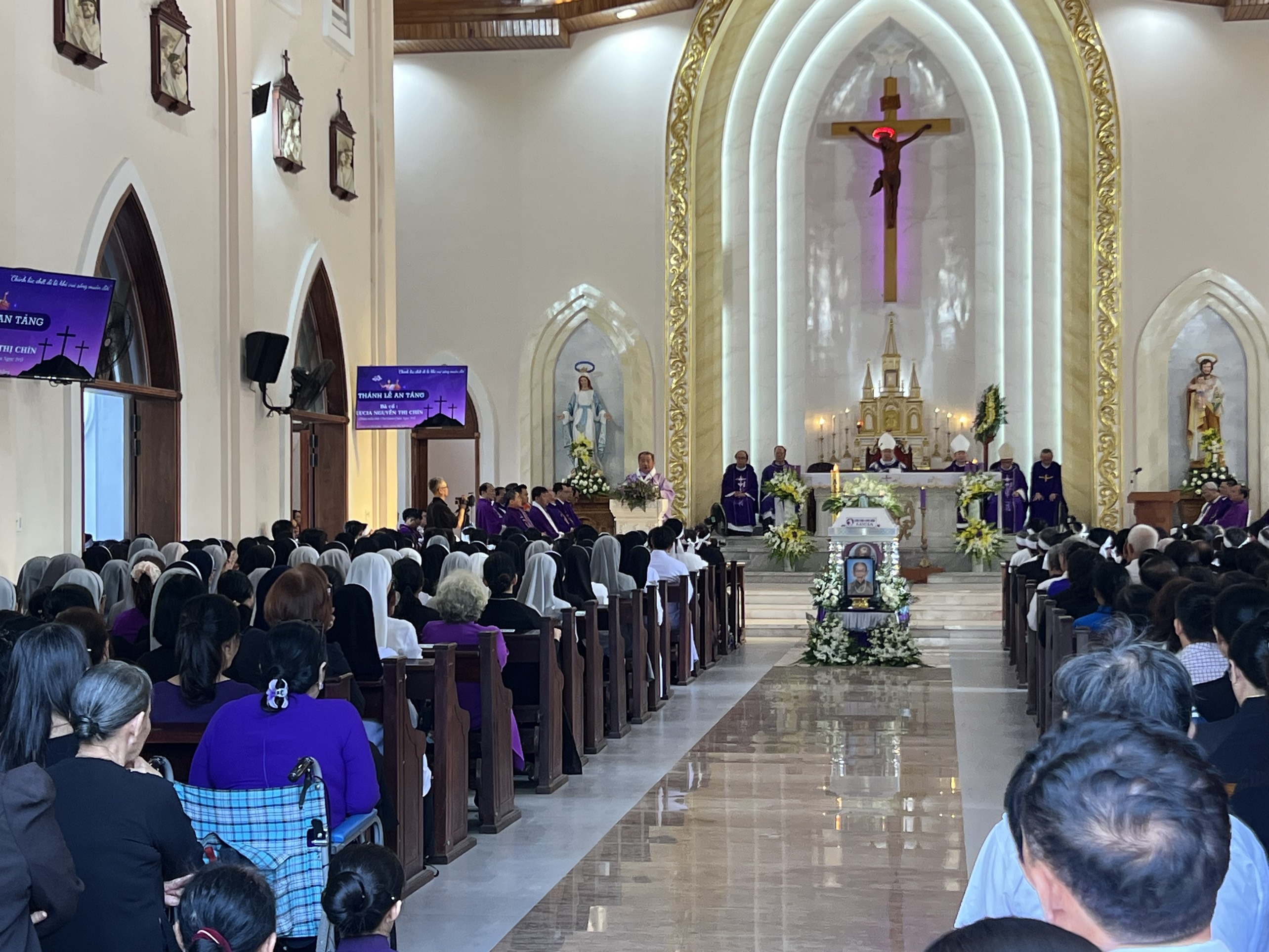 Thánh lễ An táng bà cố Lucia Nguyễn Thị Chín (thân mẫu Đức cha Giuse Châu Ngọc Tri, Giám mục Giáo phận Lạng Sơn – Cao Bằng)