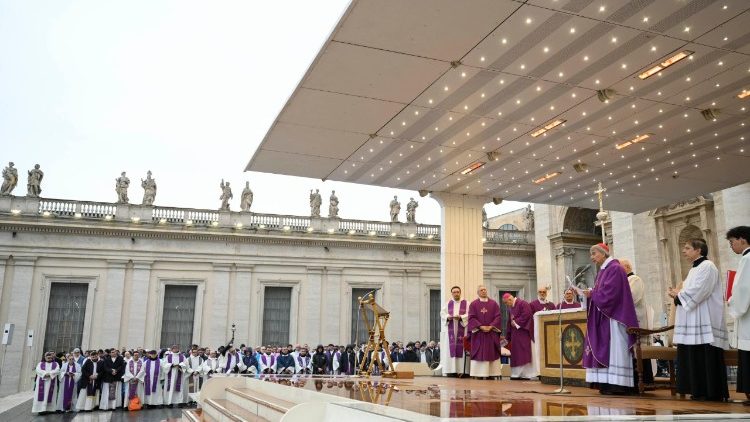 Đức Thánh Cha: Bước qua Cửa Thánh để lại lên đường với đức tin và hiệp nhất trong đức ái