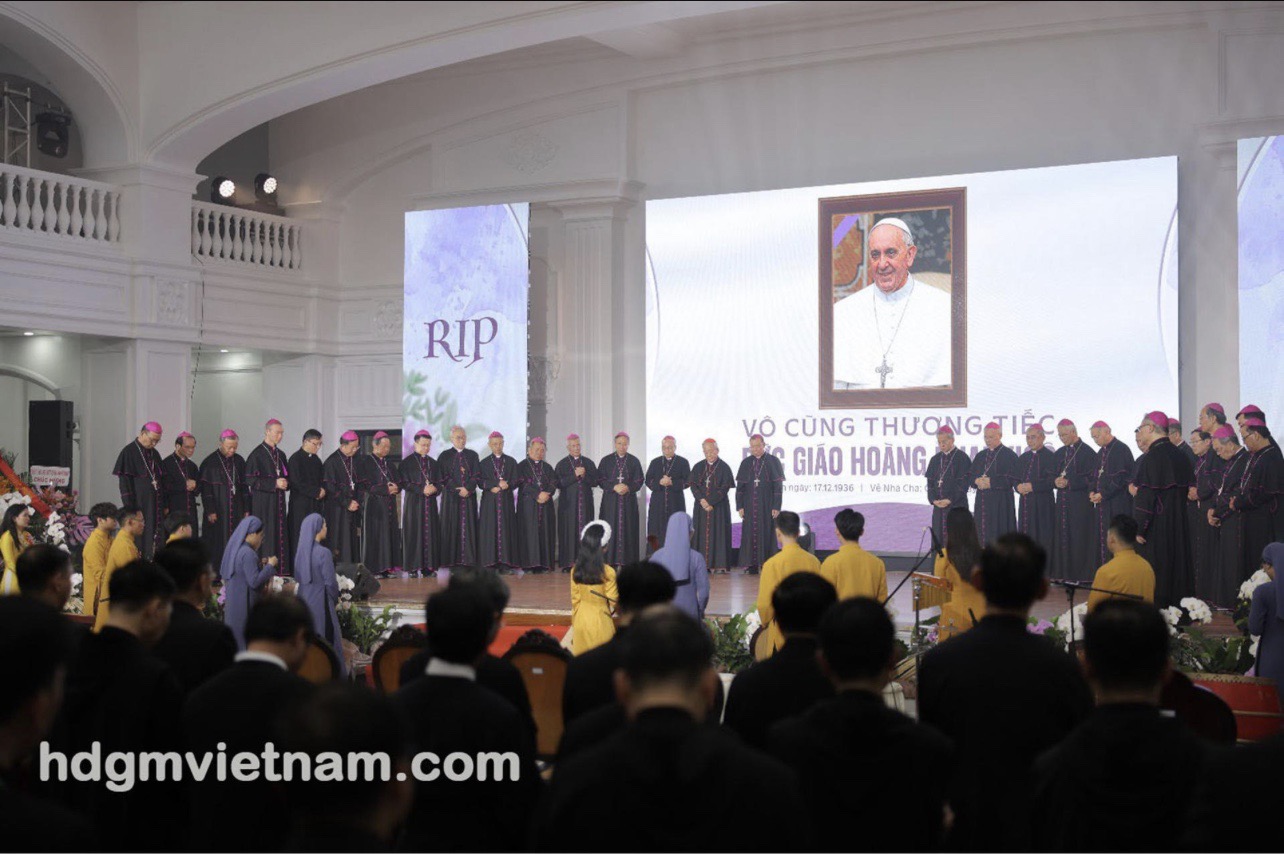 Hội đồng Giám mục khai mạc Hội nghị Thường niên I/2025 và cầu nguyện cho Đức cố Giáo hoàng Phanxicô