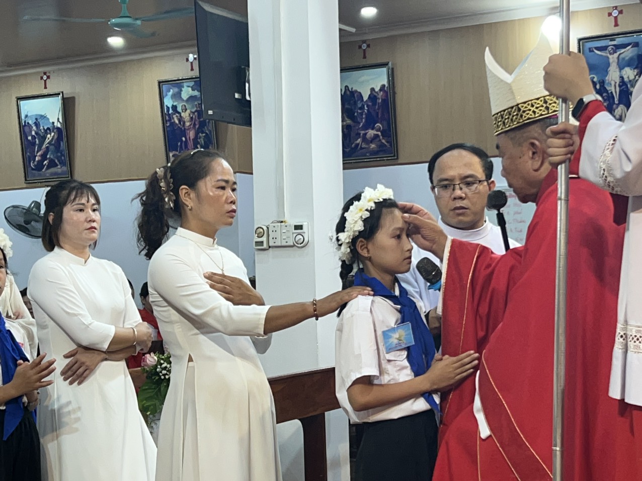 Gx. Nà Cáp: Đức Giám mục giáo phận thăm mục vụ và Cử hành Bí tích Thêm
