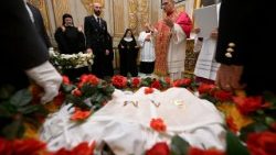 Đức Thánh Cha Lêô XIV chủ sự nghi thức tiếp nhận cặp chiên con trong ngày lễ kính Thánh Anê