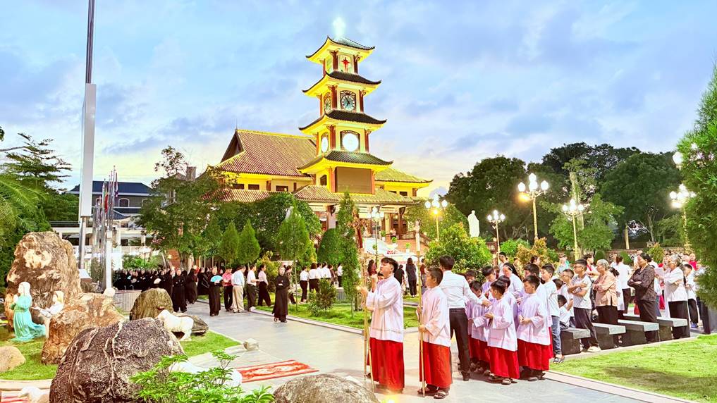 Gx.Chính tòa Lạng Sơn: Long trọng rước kiệu và mừng lễ kính Mình và Máu Thánh Chúa Giêsu Kitô