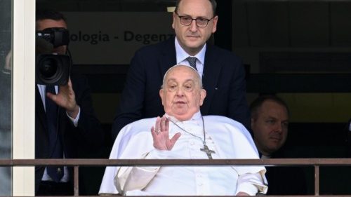 Đức Thánh Cha chào và ban phép lành sau gần 40 ngày nhập viện
