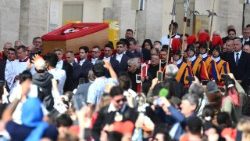 Thi hài Đức Thánh Cha Phanxicô được rước vào Đền thờ Thánh Phêrô