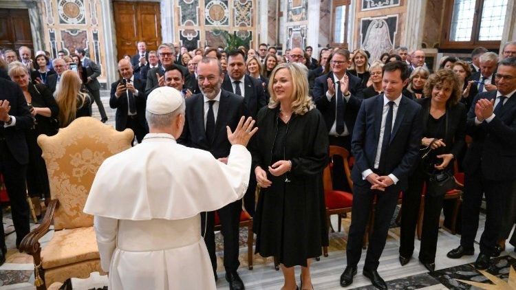 Đức Thánh Cha: Chính trị phải phục vụ con người và công ích