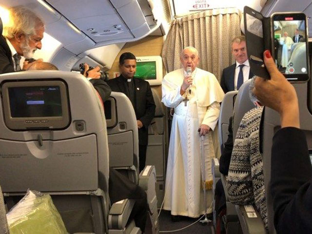 ĐTC đọc kinh Truyền Tin trên chuyến bay, nhắc nhớ Ngày Ông bà và Người Cao tuổi