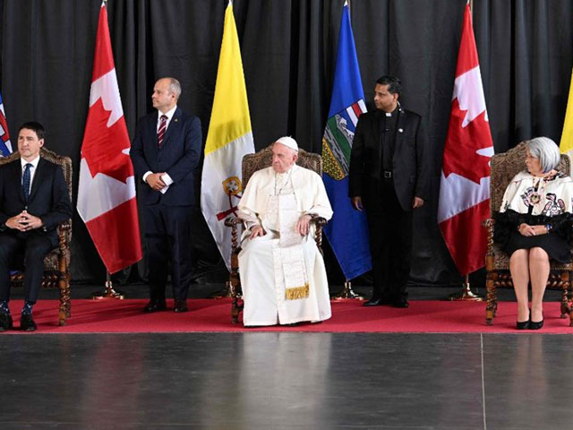 ĐTC đã đến Canada; chào đón chính thức tại phi trường Edmonton