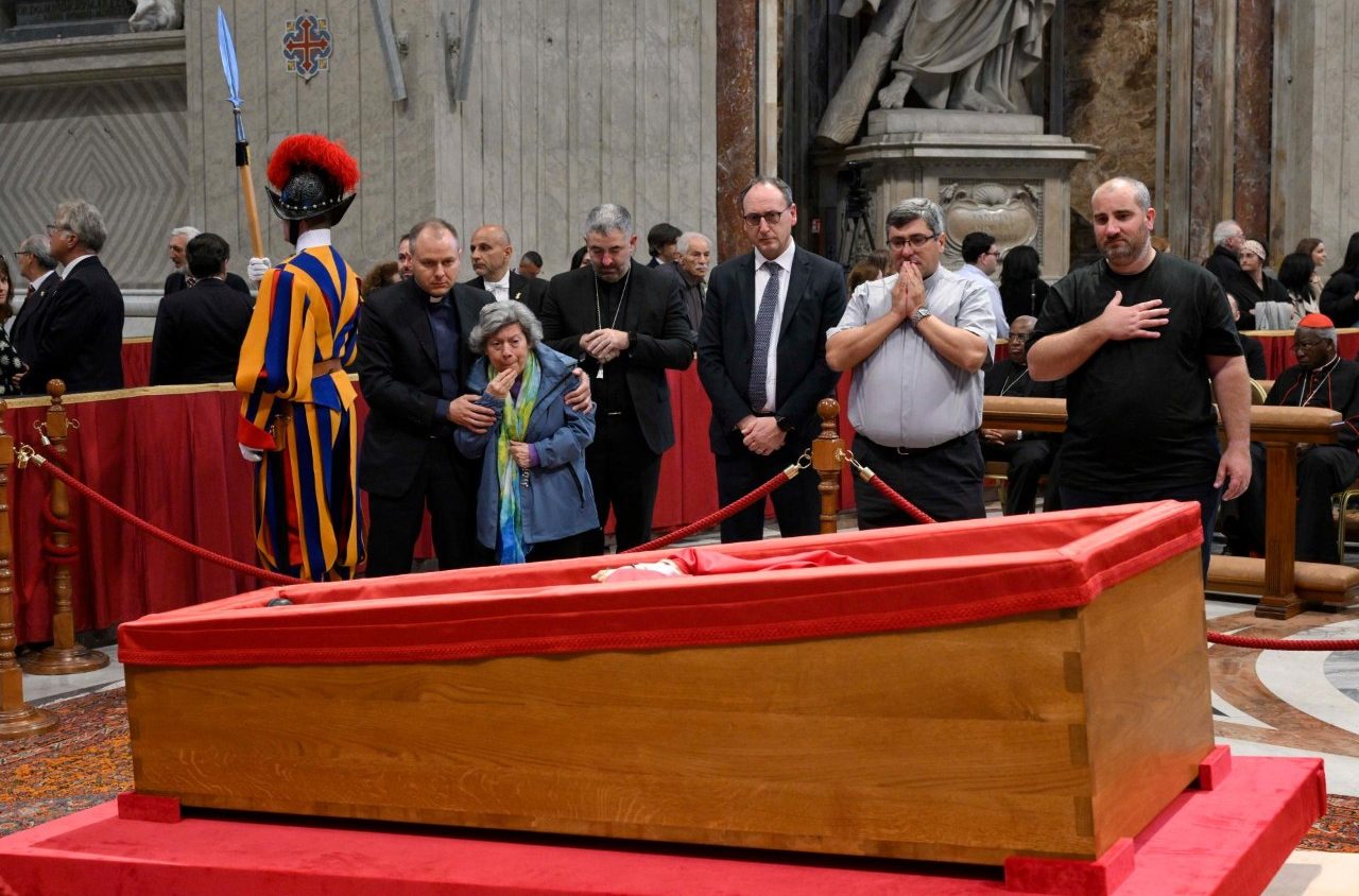 Đức Thánh Cha Phanxicô và bức họa còn dang dở