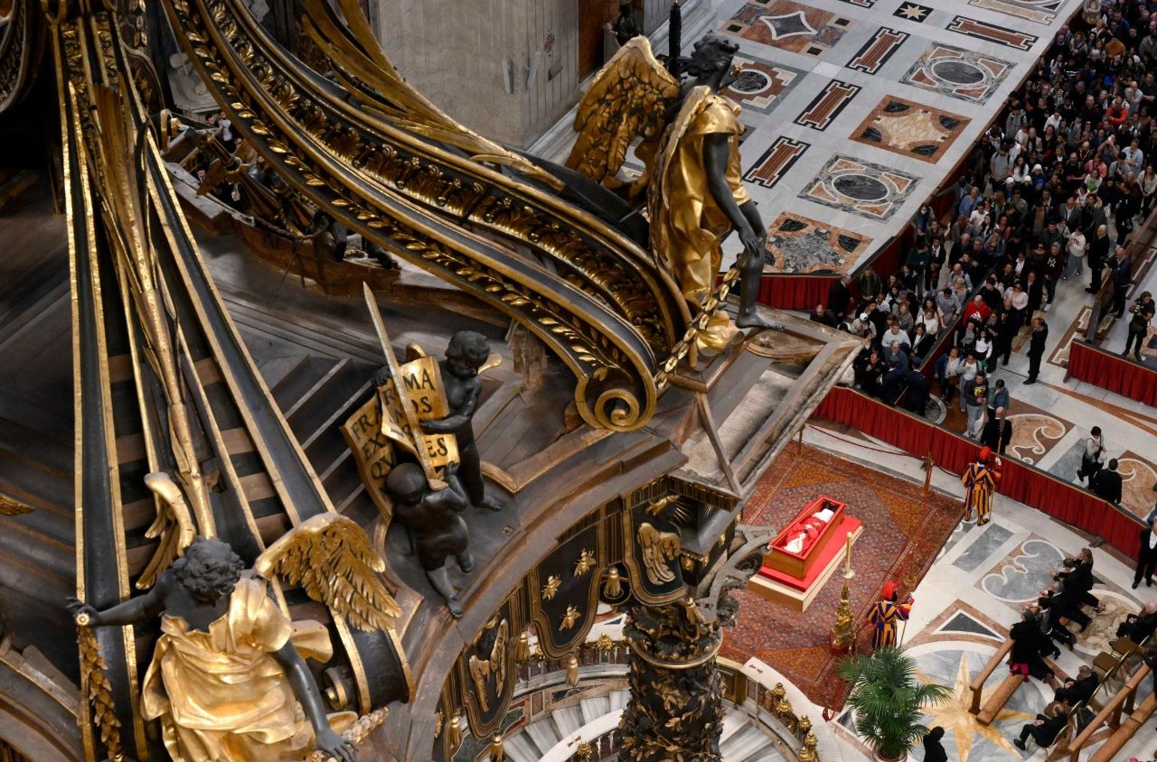 ROGITO - Bản tóm tắt tiểu sử của Đức Thánh Cha Phanxicô được đặt trong linh cữu