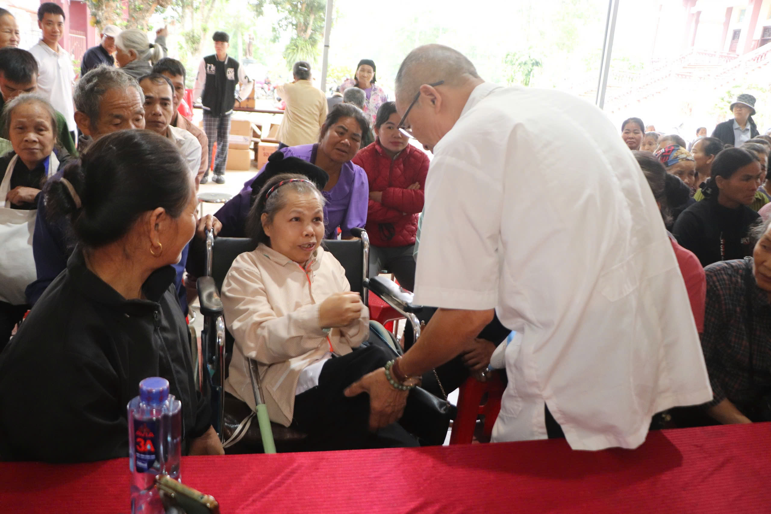 Gx. Bó Tờ: đoàn Y bác sĩ “Đông y hiện đại” thăm khám và hướng dẫn cho mọi người tự chữa các bệnh thông thường