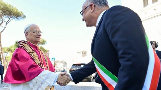 Đức Thánh Cha Lêô XIV chào thăm dân thành Roma tại Tòa Thị chính Roma