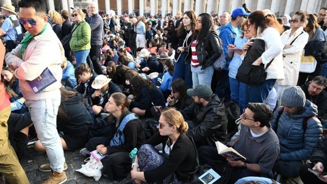 Các tín hữu xếp hàng thâu đêm để tham dự lễ tang ĐTC Phanxicô